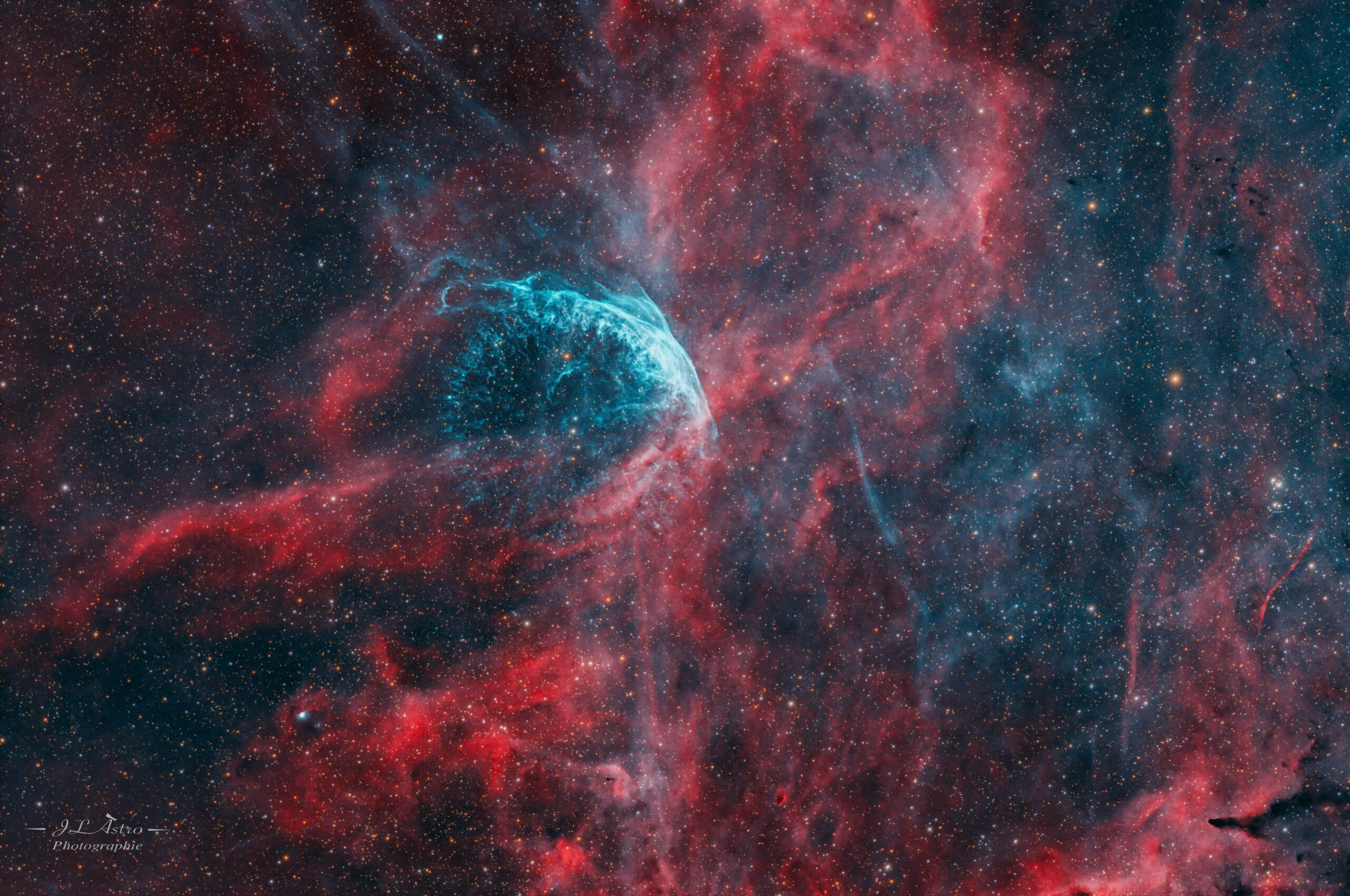 WR134 in HOO with RGB stars

WR134 is a Wolf-Rayet star located approximately 6,500 light-years from Earth in the constellation Cygnus. This massive and luminous star is distinguished by its strong stellar wind, expelling huge amounts of material into space. It also exhibits characteristic emission lines, indicating the presence of hot gases. WR134 plays an important role in the study of stellar evolution and the formation of massive stars.

14h20 of poses in H and O with my 130ed and the 2600mm.
I highlighted the OIII layer, in order to see the central rays of the nebula.